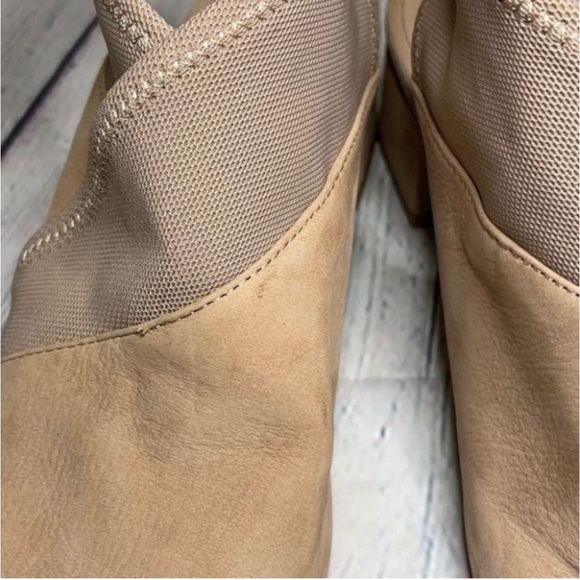 Eileen Fisher Luca Sandal in Latte Size 7.5 Suede
In Color Nude Block Heel NWOB - Picture 3 of 8